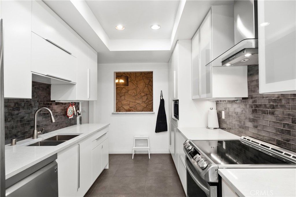Beverly Hills, California, 90212, United States, 2 Bedrooms Bedrooms, ,2 BathroomsBathrooms,Residential,For Sale,1912615