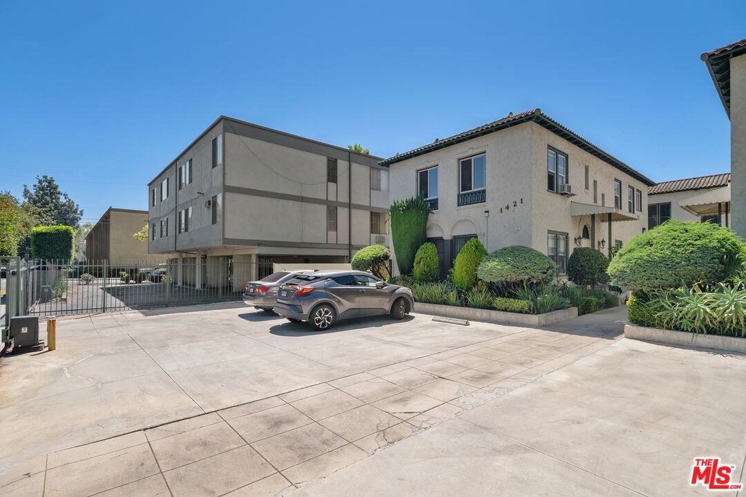 Los Angeles, California, 90019, United States, 12 Bedrooms Bedrooms, ,Residential,For Sale,1885364