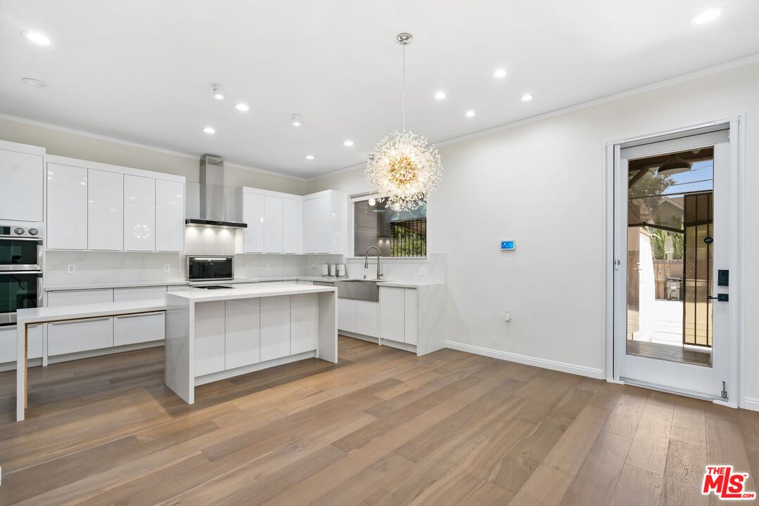 Los Angeles, California, 90006, United States, 7 Bedrooms Bedrooms, ,6 BathroomsBathrooms,Residential,For Sale,1848318