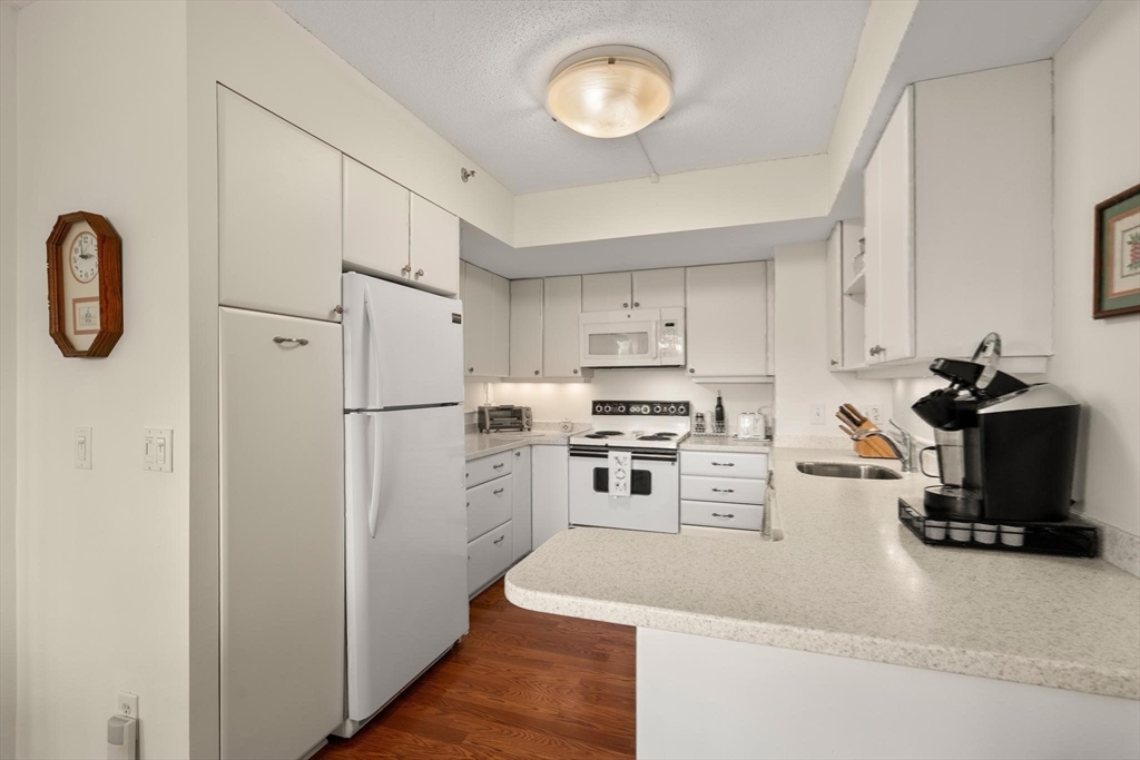 Newton, Massachusetts, 02467, United States, 2 Bedrooms Bedrooms, ,2 BathroomsBathrooms,Residential,For Sale,1987571