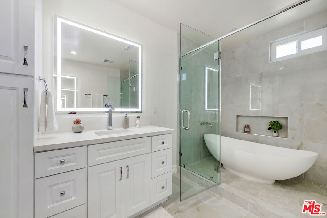Los Angeles, California, 90004, United States, 4 Bedrooms Bedrooms, ,3 BathroomsBathrooms,Residential,For Sale,1785182