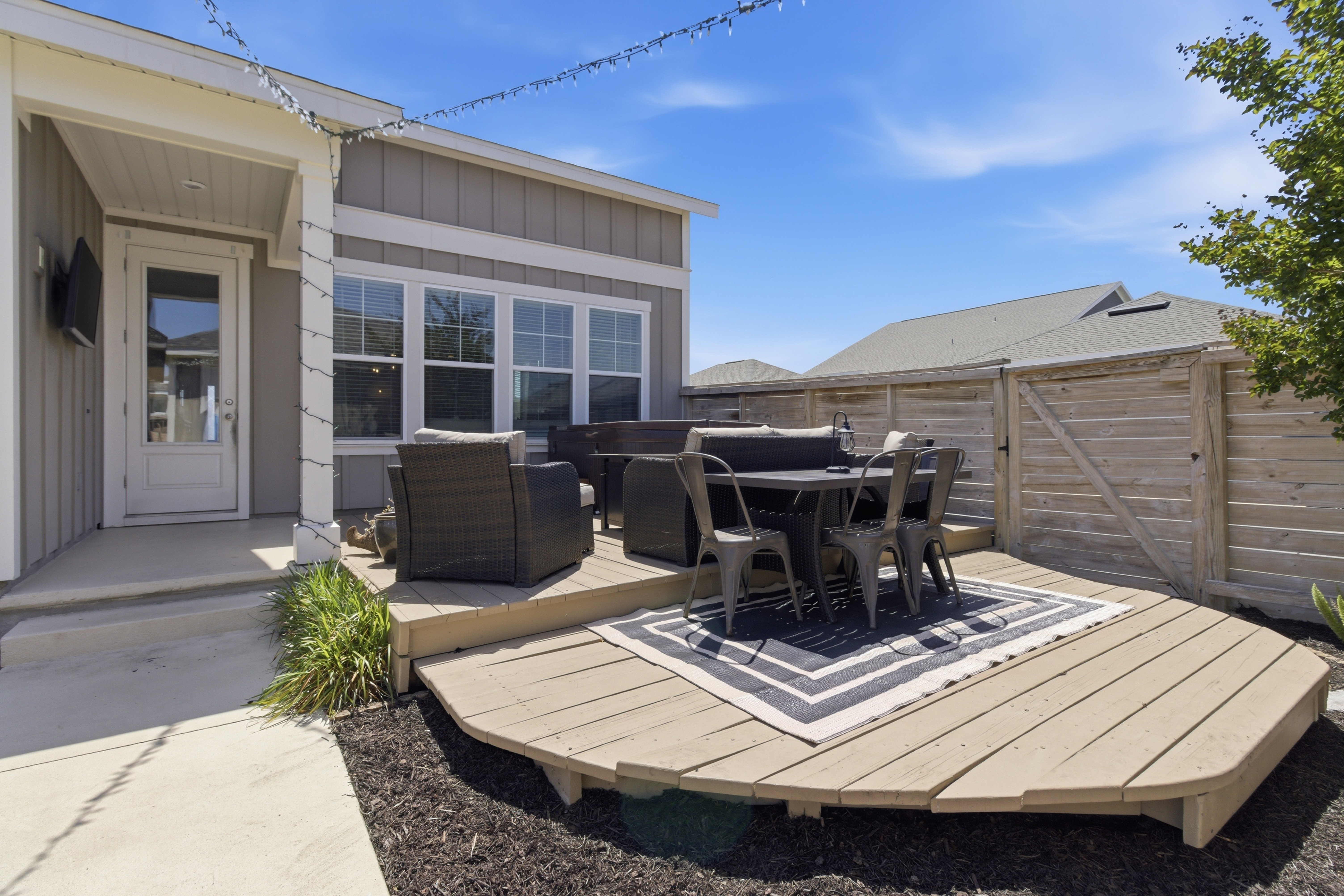  Spacious Corner-Lot Retreat With Flexible Living - 物件實景