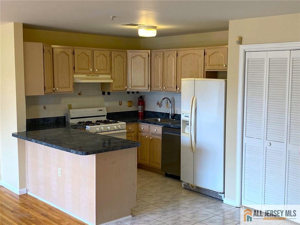 Newark, New Jersey, 07105, United States, 2 Bedrooms Bedrooms, ,3 BathroomsBathrooms,Residential,For Sale,2003519