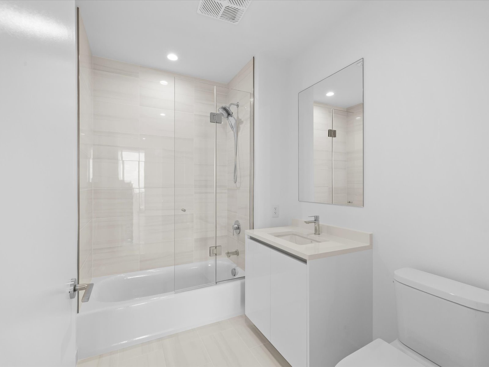 ST Petersburg, Florida, 33701, United States, 2 Bedrooms Bedrooms, ,3 BathroomsBathrooms,Residential,For Sale,2049072