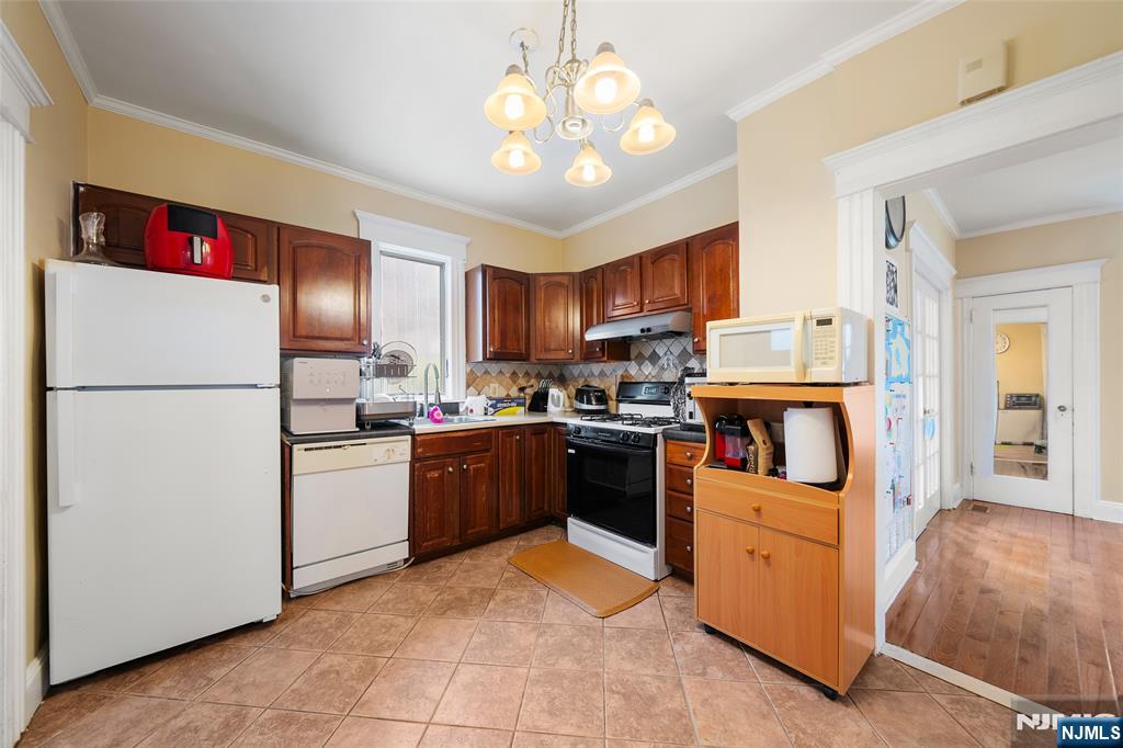 Fort Lee, New Jersey, 07024, United States, 4 Bedrooms Bedrooms, ,3 BathroomsBathrooms,Residential,For Sale,1850035
