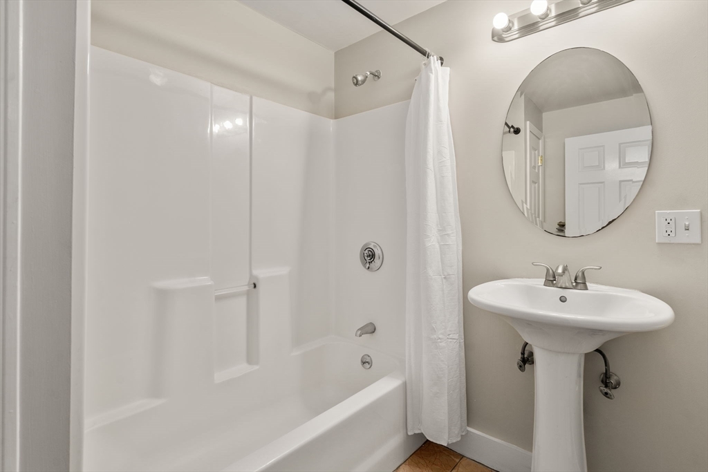Watertown, Massachusetts, 02472, United States, 2 Bedrooms Bedrooms, ,1 BathroomBathrooms,Residential,For Sale,1940612