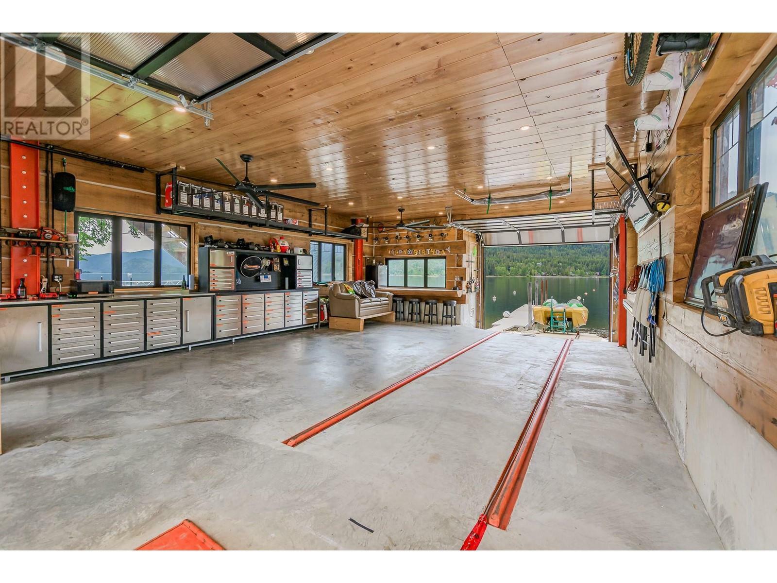 SICAMOUS, British Columbia, V0E 2V1, CA, 3 Bedrooms Bedrooms, ,3 BathroomsBathrooms,Residential,For Sale,1837122