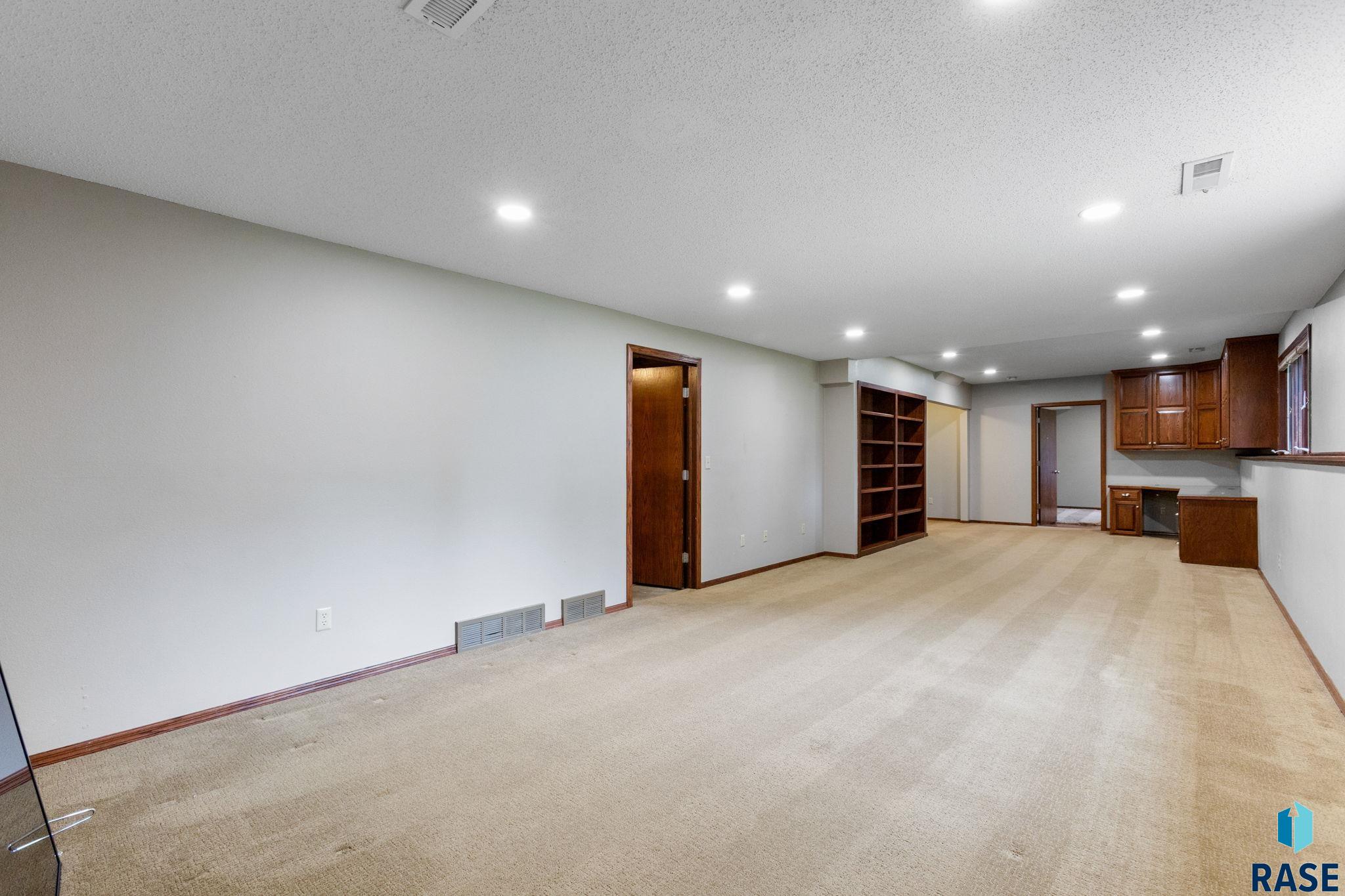 Sioux Falls, South Dakota, 57103, United States, 5 Bedrooms Bedrooms, ,2 BathroomsBathrooms,Residential,For Sale,1941945