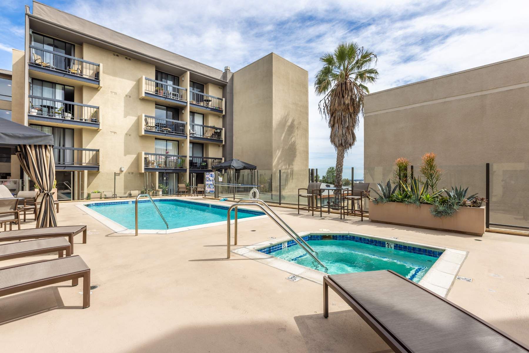  7320 Hawthorn Avenue, #215 - 物件實景