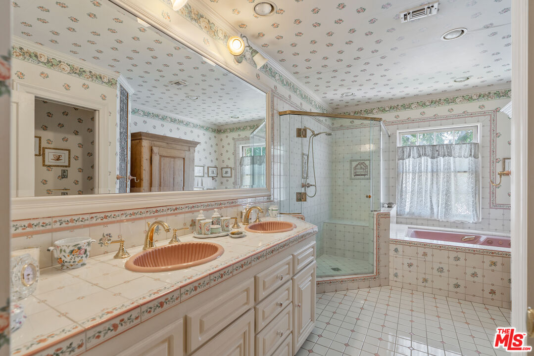 Los Angeles, California, 90004, United States, 6 Bedrooms Bedrooms, ,7 BathroomsBathrooms,Residential,For Sale,1907510