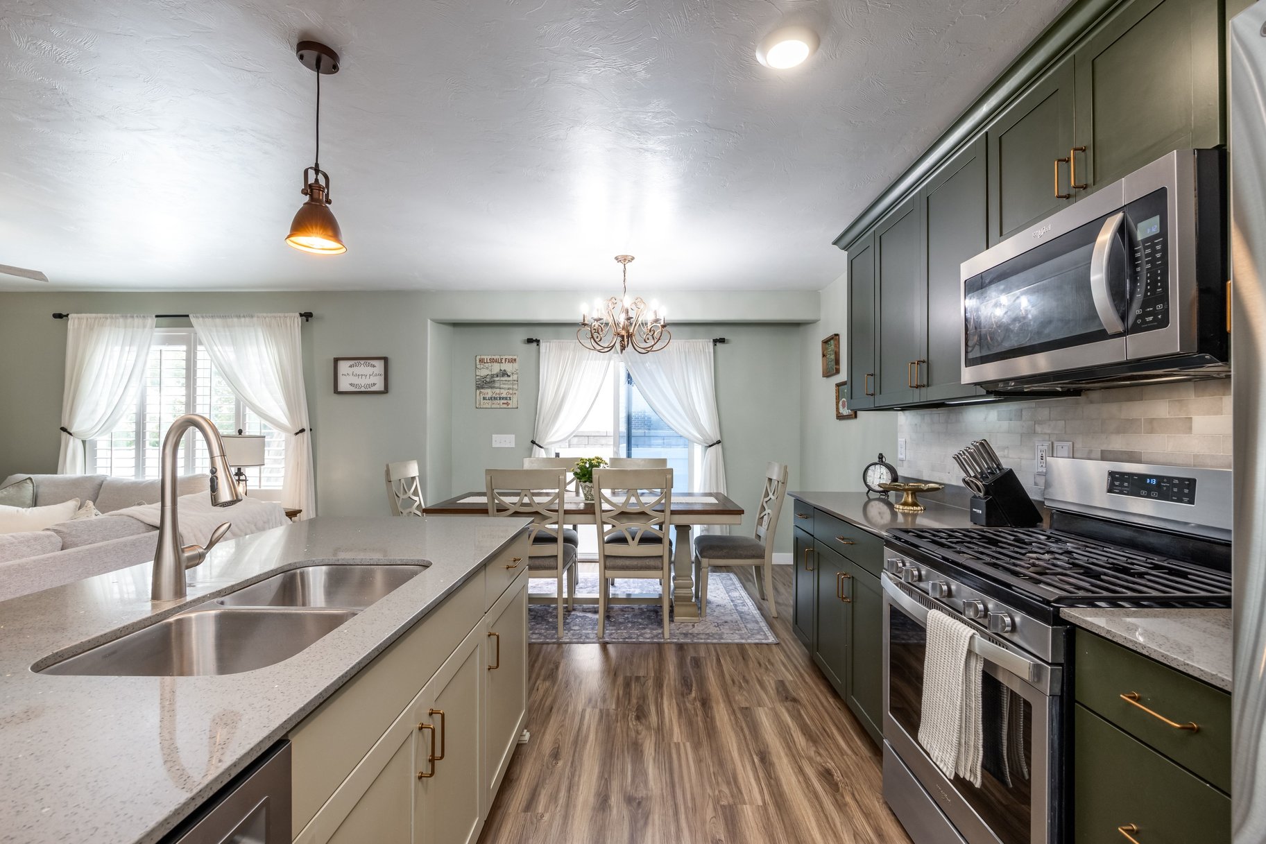  Standout Townhome with Finished Basement & Extras - 物件實景