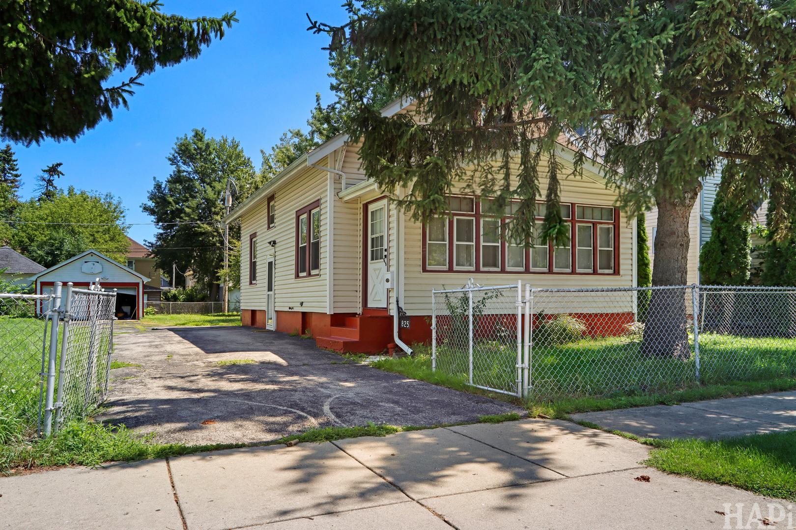 Ash St, Waukegan, IL 60085