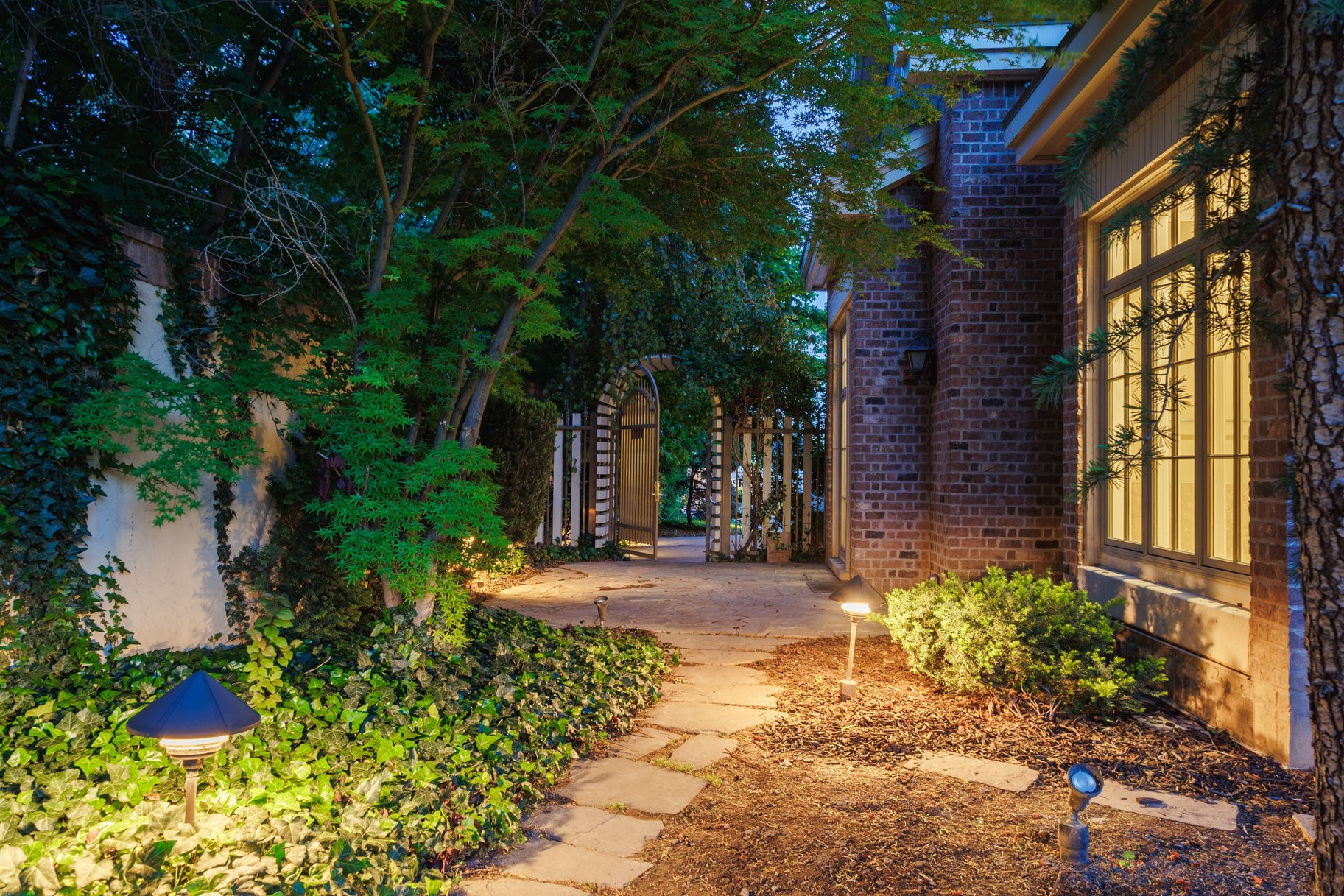  Stunning Custom Build on Millcreek Way - 物件實景