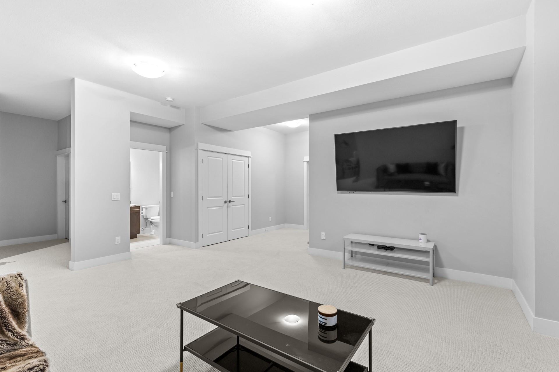 KELOWNA, British Columbia, V1W 5K2, CA, 5 Bedrooms Bedrooms, ,3 BathroomsBathrooms,Residential,For Sale,1960924