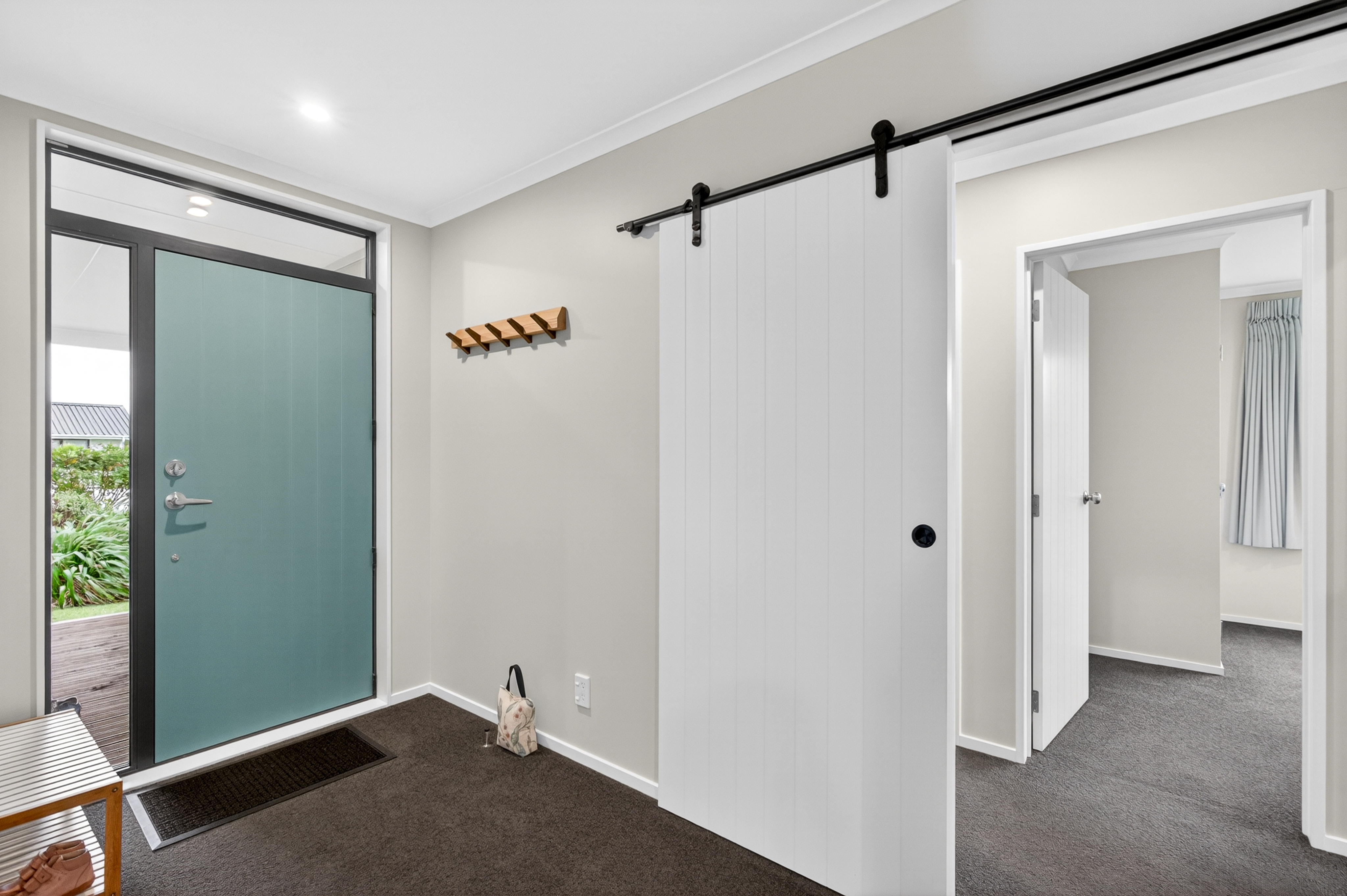  Bright, Modern Living with Private Appeal - 物件實景