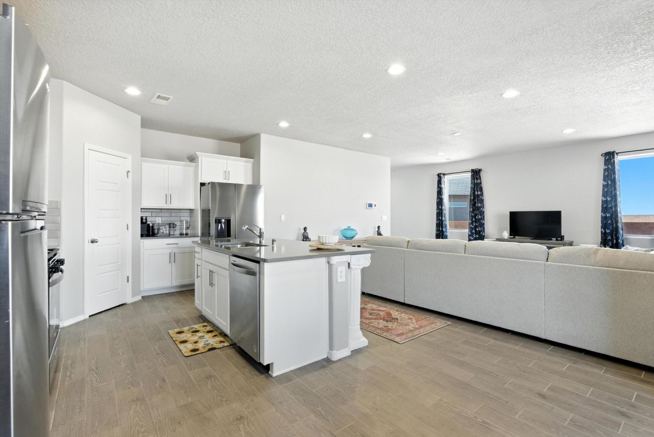 Rio Rancho, New Mexico, 87124, United States, 4 Bedrooms Bedrooms, ,3 BathroomsBathrooms,Residential,For Sale,1868349