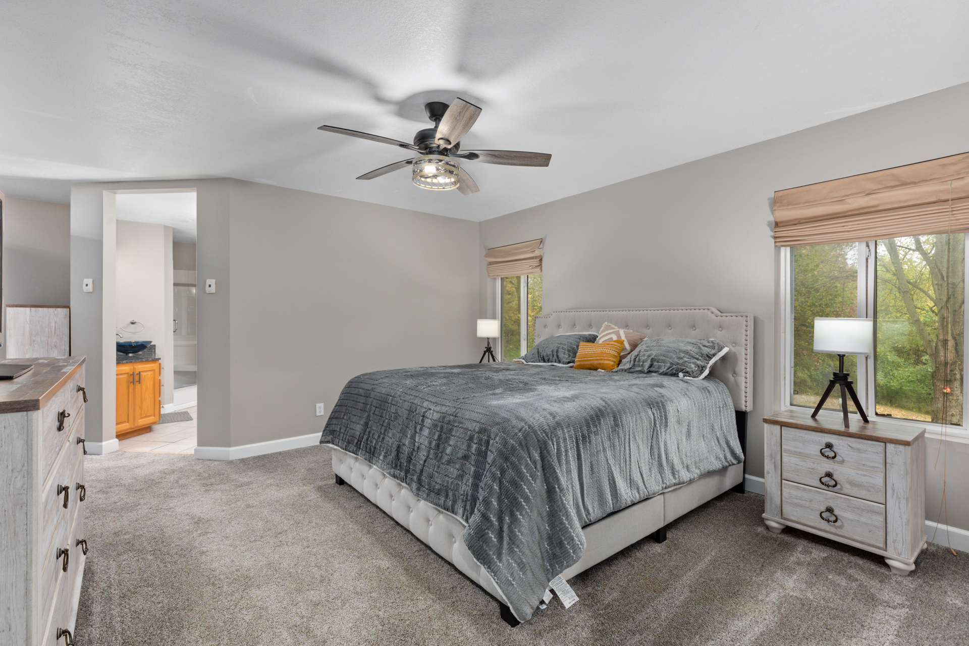 Litchfield, Illinois, 62056, United States, 5 Bedrooms Bedrooms, ,4 BathroomsBathrooms,Residential,For Sale,1979153