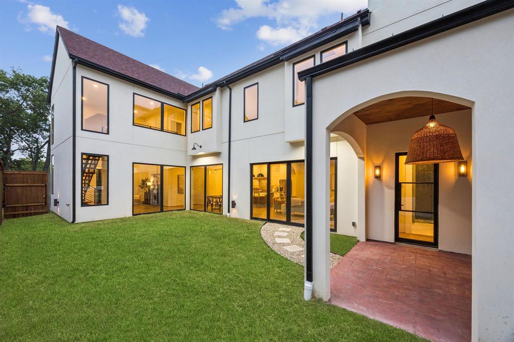 Dallas, Texas, 75211, United States, 4 Bedrooms Bedrooms, ,3 BathroomsBathrooms,Residential,For Sale,1988260