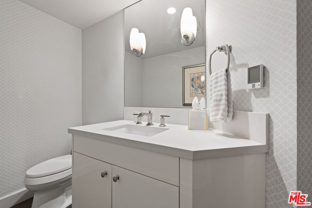 Santa Monica, California, 90402, United States, 2 Bedrooms Bedrooms, ,2 BathroomsBathrooms,Residential,For Sale,1901318