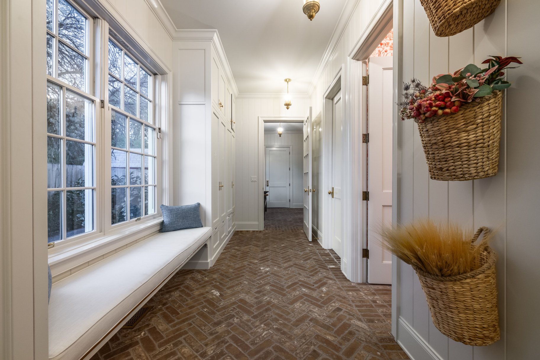  Timeless Colonial Charm Meets Refined Modern Luxury In This Storybook Retreat - 物件實景