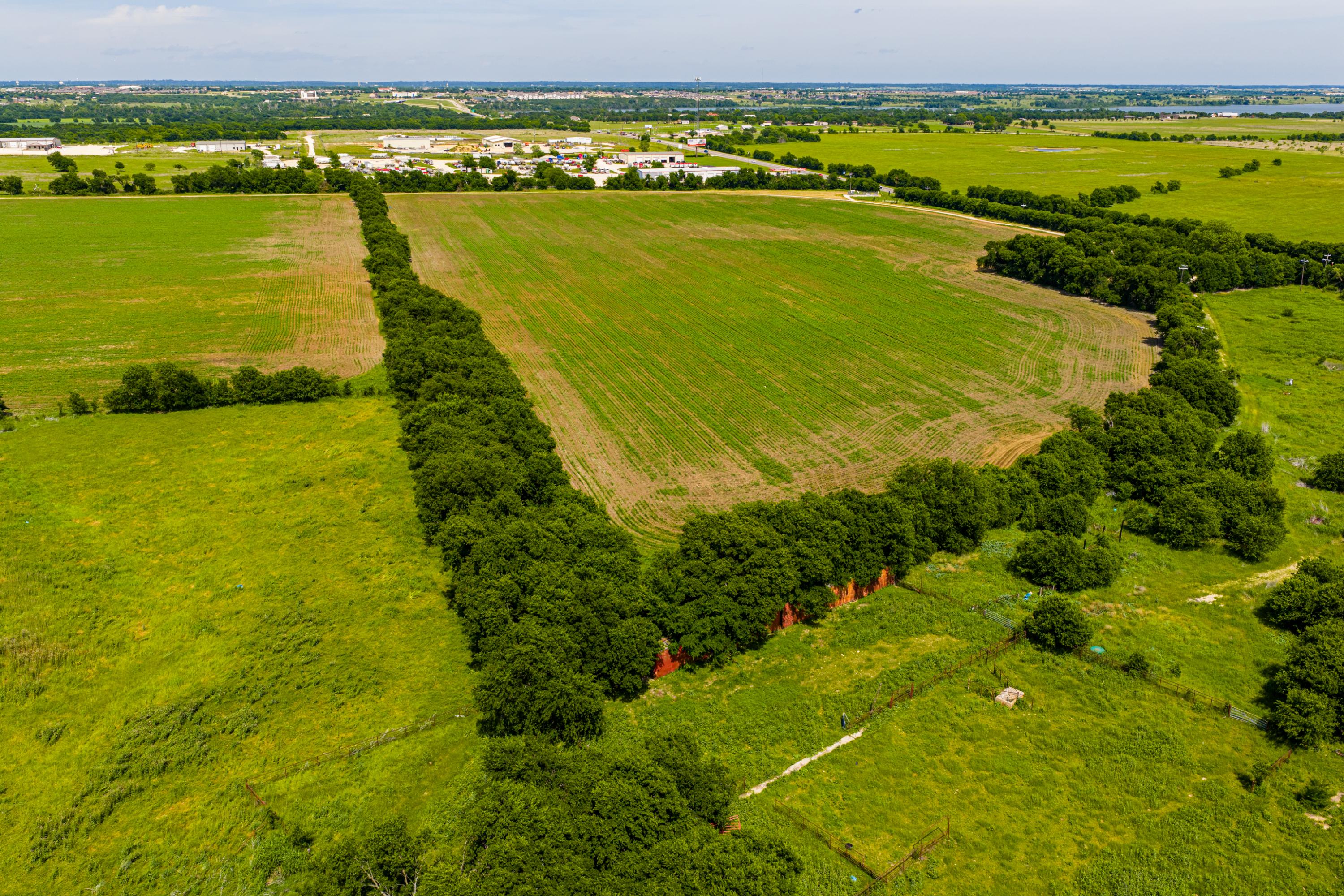  667 Acre Development Property With Two Miles Of Highway Frontage - 物件實景