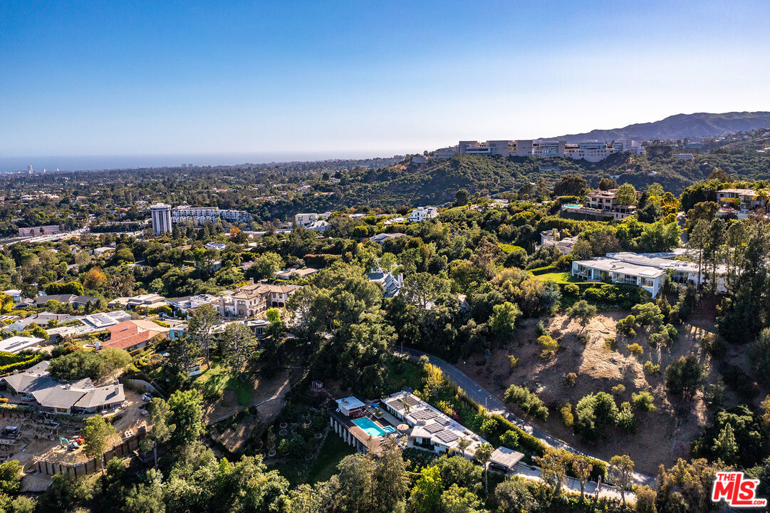 Los Angeles, California, 90049, United States, 2 Bedrooms Bedrooms, ,3 BathroomsBathrooms,Residential,For Sale,1819125