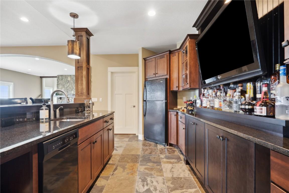 Vinton, Iowa, 52349, United States, 5 Bedrooms Bedrooms, ,6 BathroomsBathrooms,Residential,For Sale,1980405