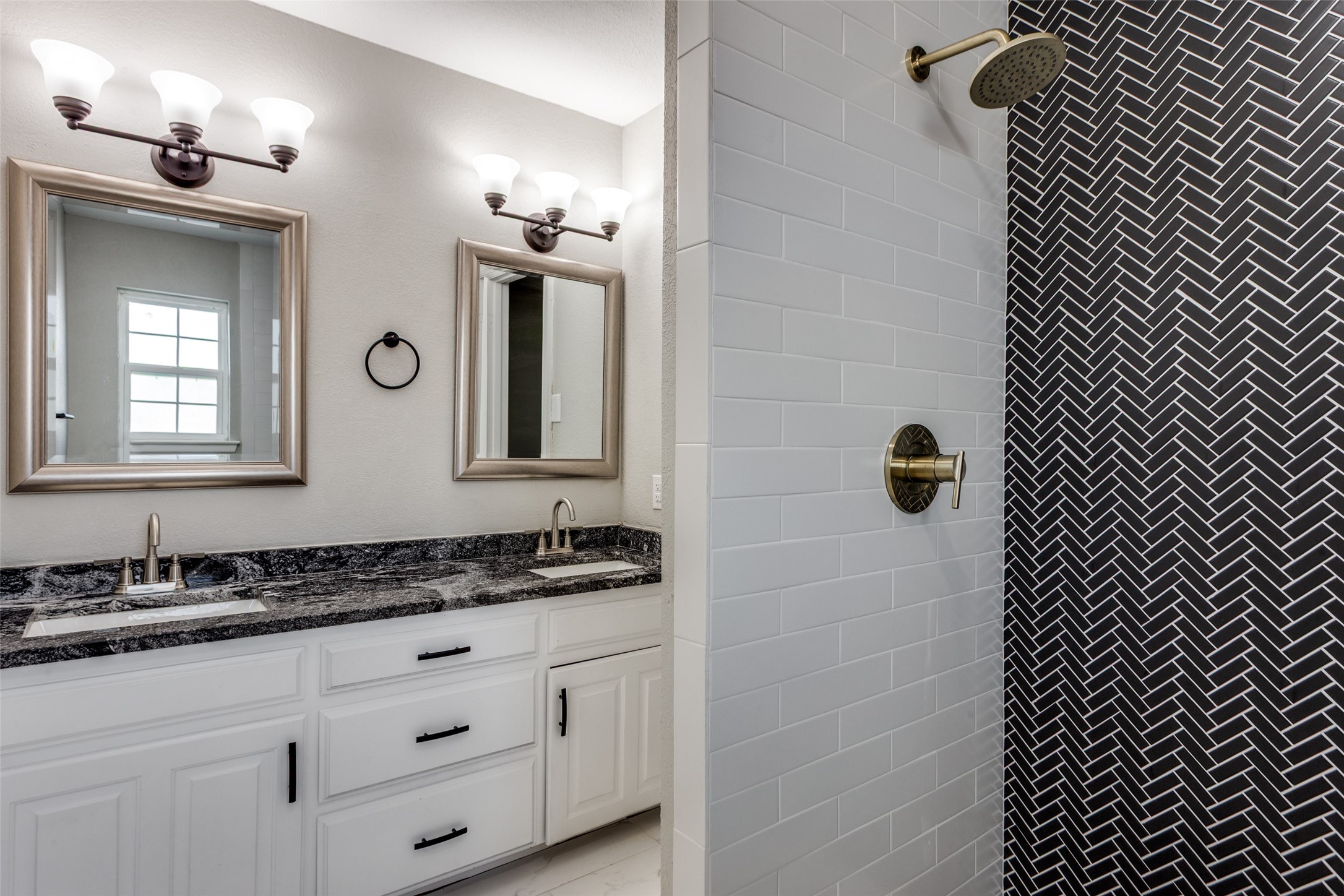 Arlington, Texas, 76013, United States, 4 Bedrooms Bedrooms, ,5 BathroomsBathrooms,Residential,For Sale,1967693