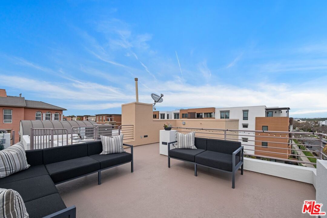 Los Angeles, California, 90094, United States, 3 Bedrooms Bedrooms, ,4 BathroomsBathrooms,Residential,For Sale,1947041