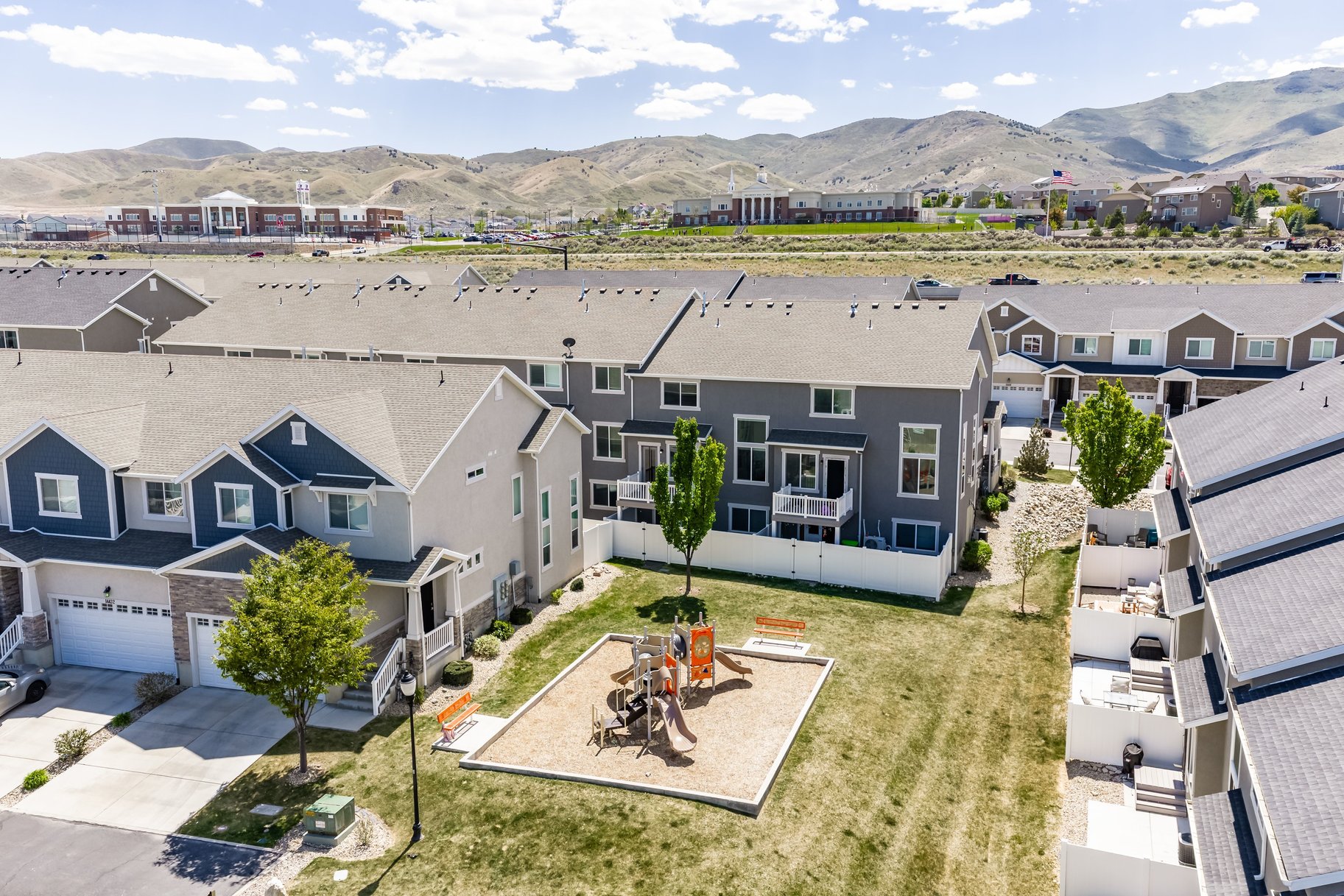  4 bed 3.5 Bath Herriman Townhome With Open Floor Plan & Playground Access - 物件實景