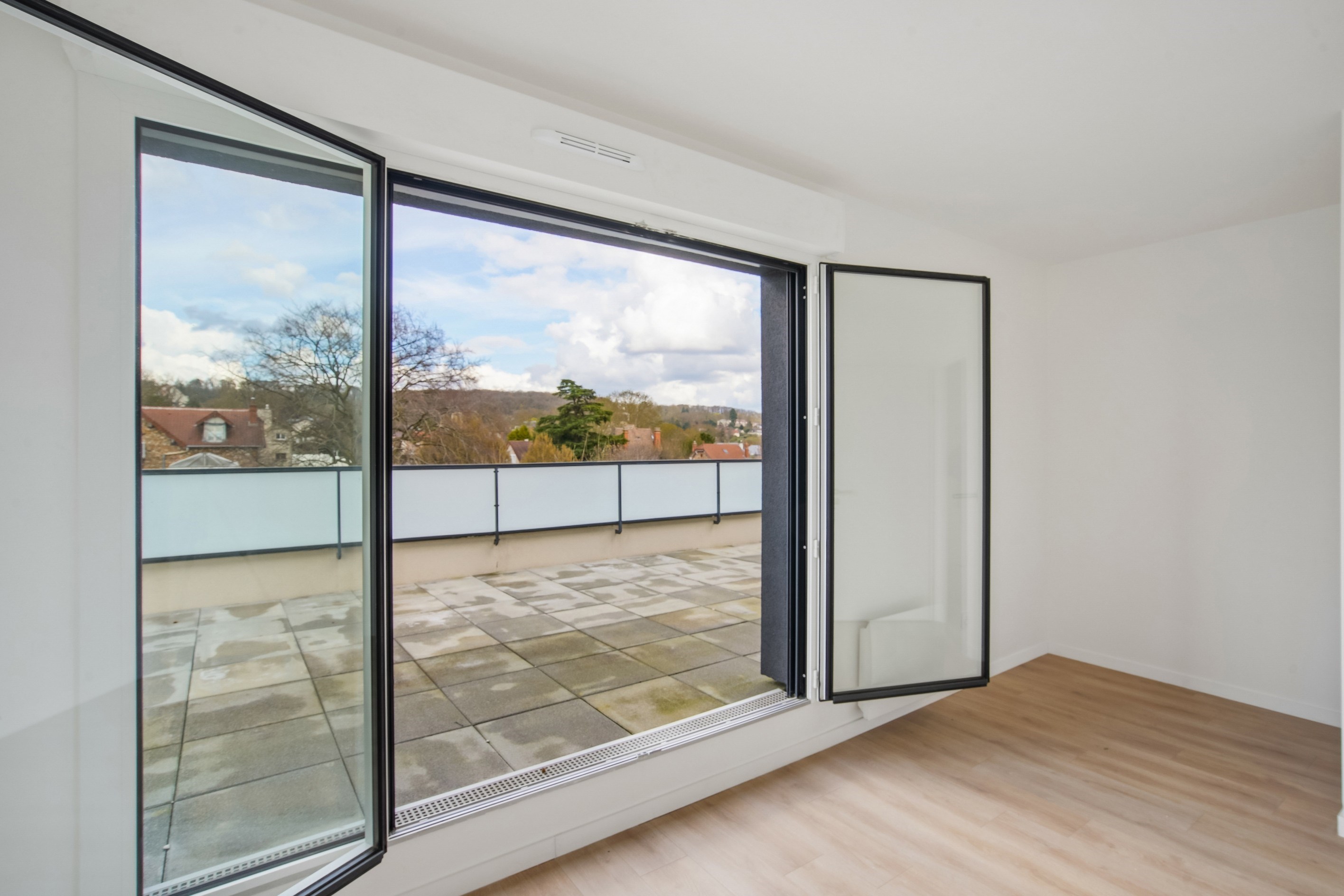  Top Floor – Bright Apartment with Open Views and Spacious Terrace - 物件實景