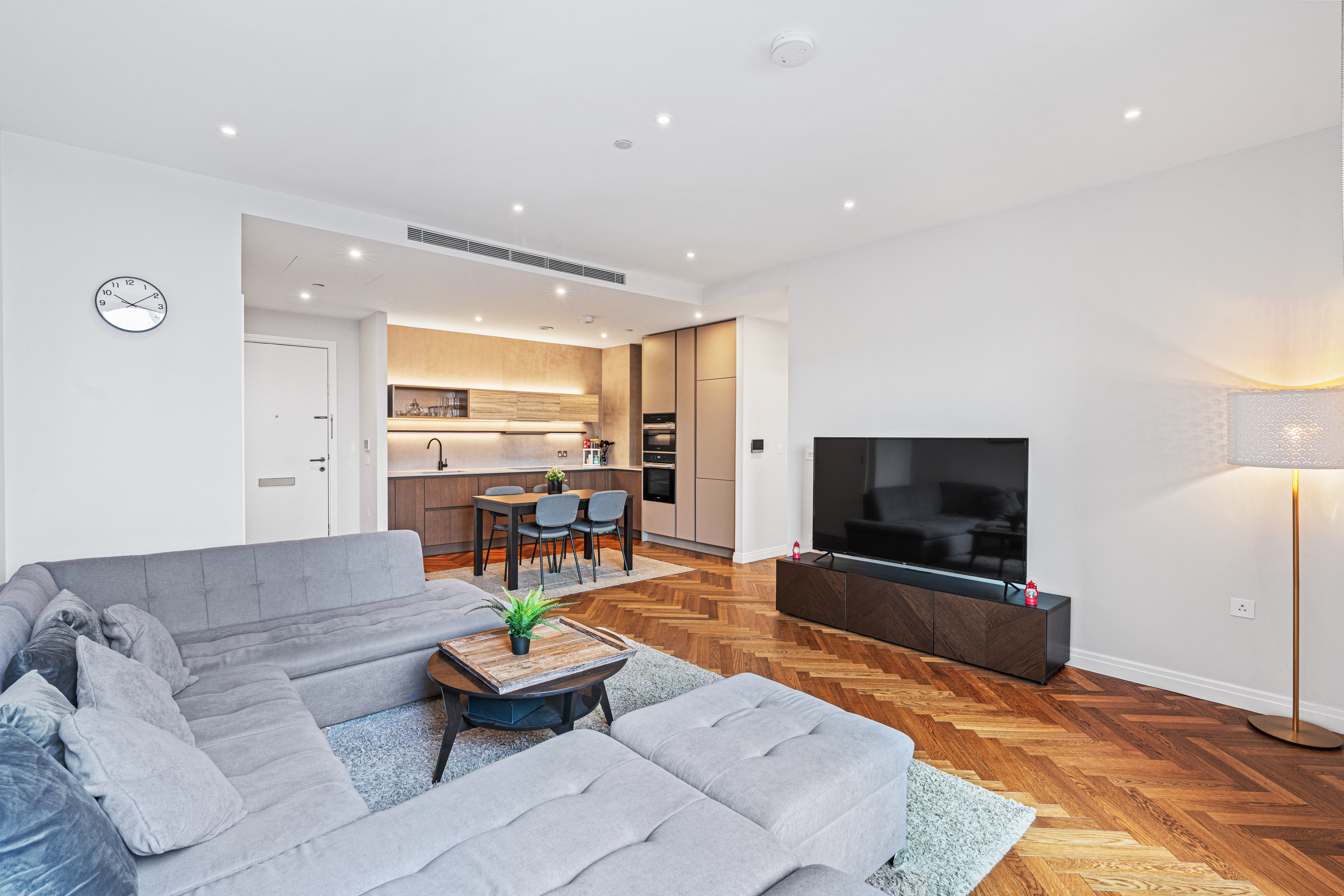  A Contemporary Two-Bedroom Apartment with a Balcony at King’s Road Park - 物件實景