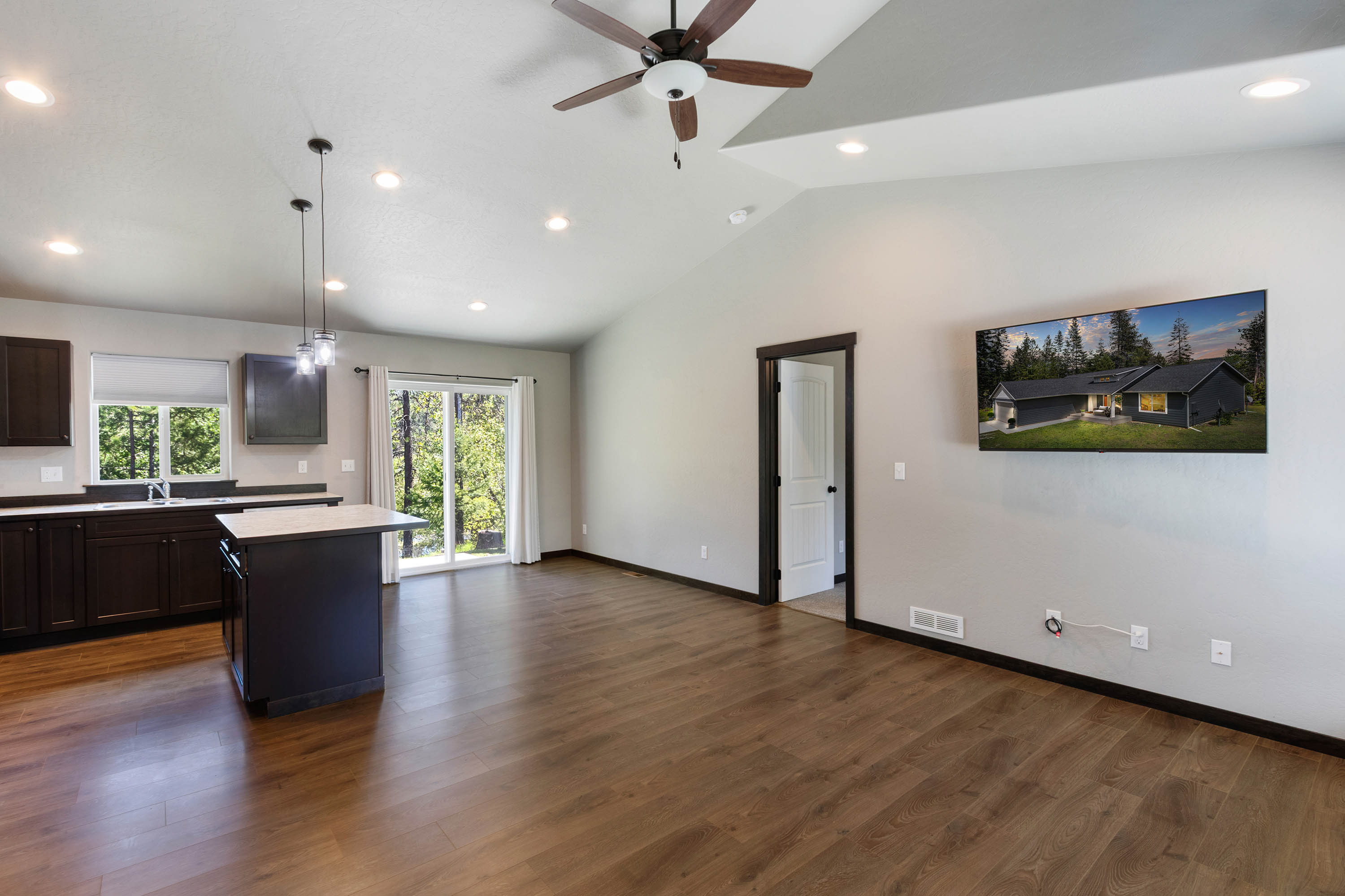 Sagle, Idaho, 83860, United States, 3 Bedrooms Bedrooms, ,2 BathroomsBathrooms,Residential,For Sale,1935178