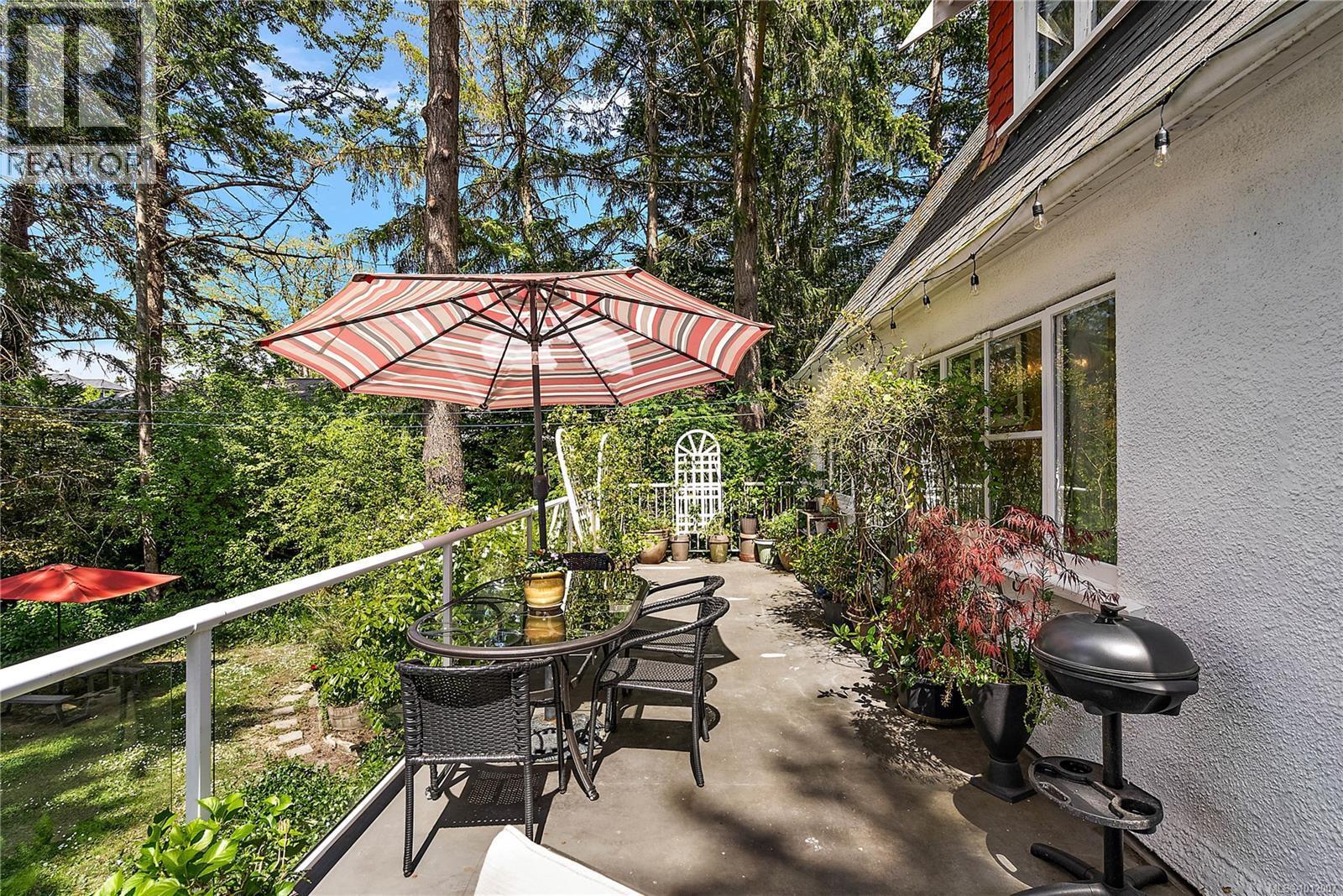 SAANICH, British Columbia, V9A 2R8, CA, 6 Bedrooms Bedrooms, ,3 BathroomsBathrooms,Residential,For Sale,1948762