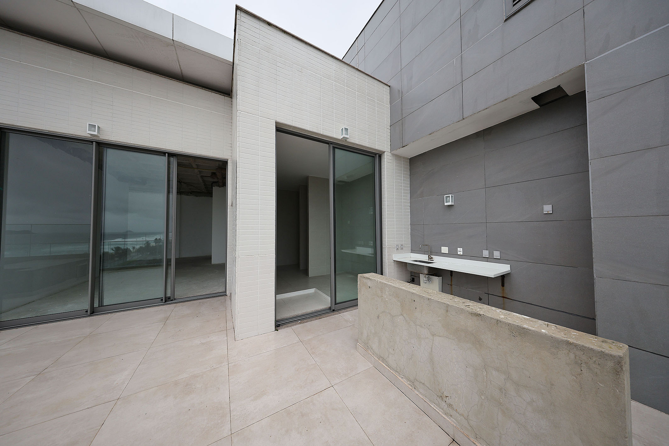  Linear Oceanfront Penthouse with Panoramic Views and Custom Potential - 物件實景