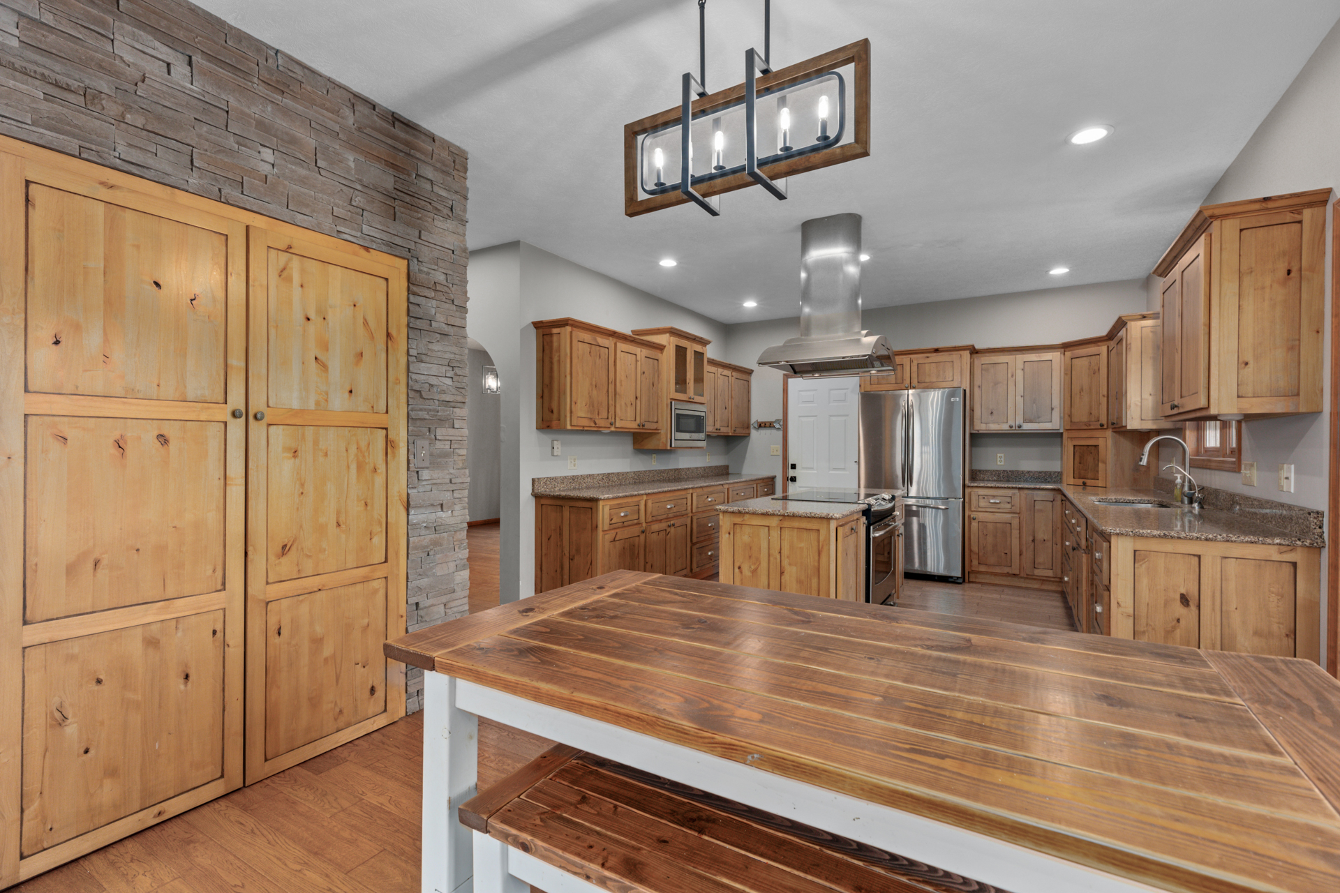 Litchfield, Illinois, 62056, United States, 5 Bedrooms Bedrooms, ,4 BathroomsBathrooms,Residential,For Sale,1986083