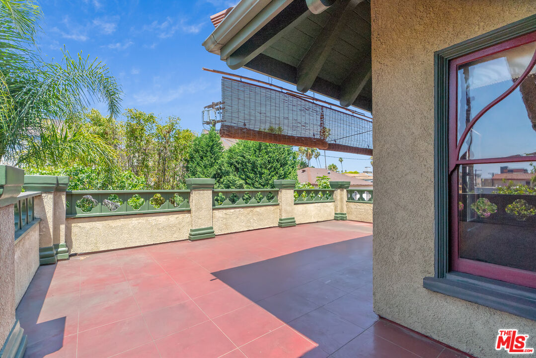 Los Angeles, California, 90006, United States, 6 Bedrooms Bedrooms, ,5 BathroomsBathrooms,Residential,For Sale,1883118