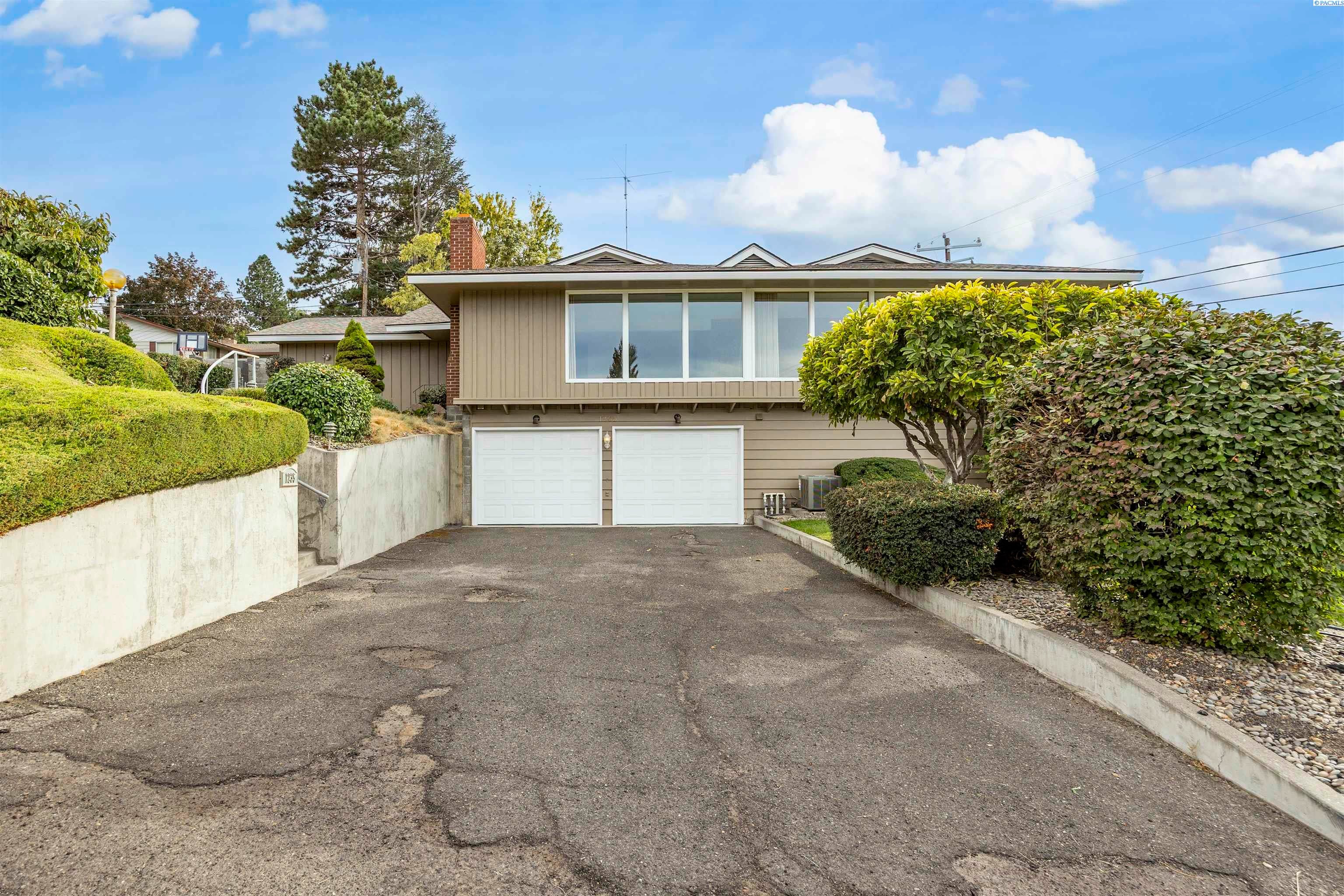 Sunnyside, Washington, 98944, United States, 3 Bedrooms Bedrooms, ,3 BathroomsBathrooms,Residential,For Sale,1973800