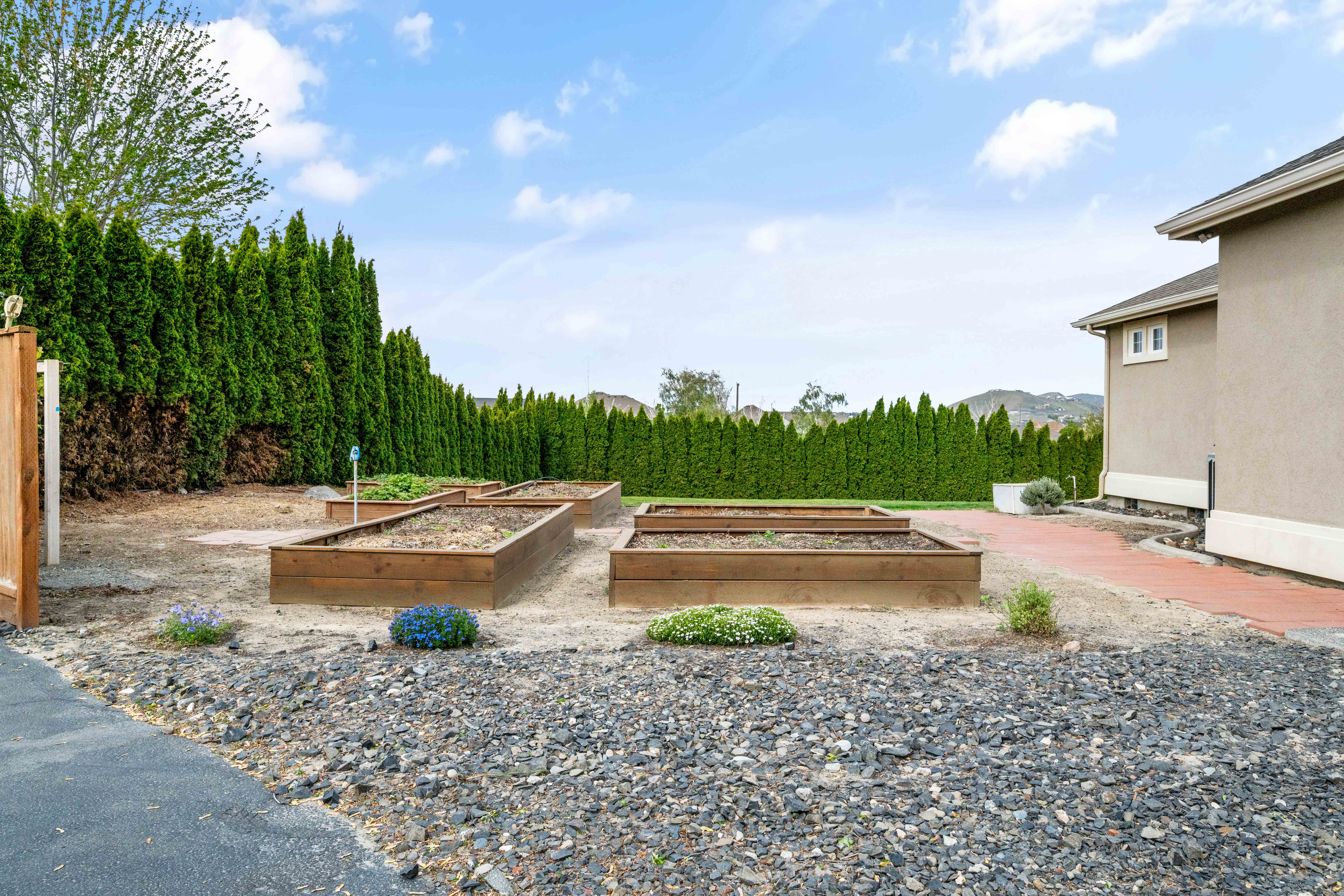  Custom Built on 1 Acre - 物件實景