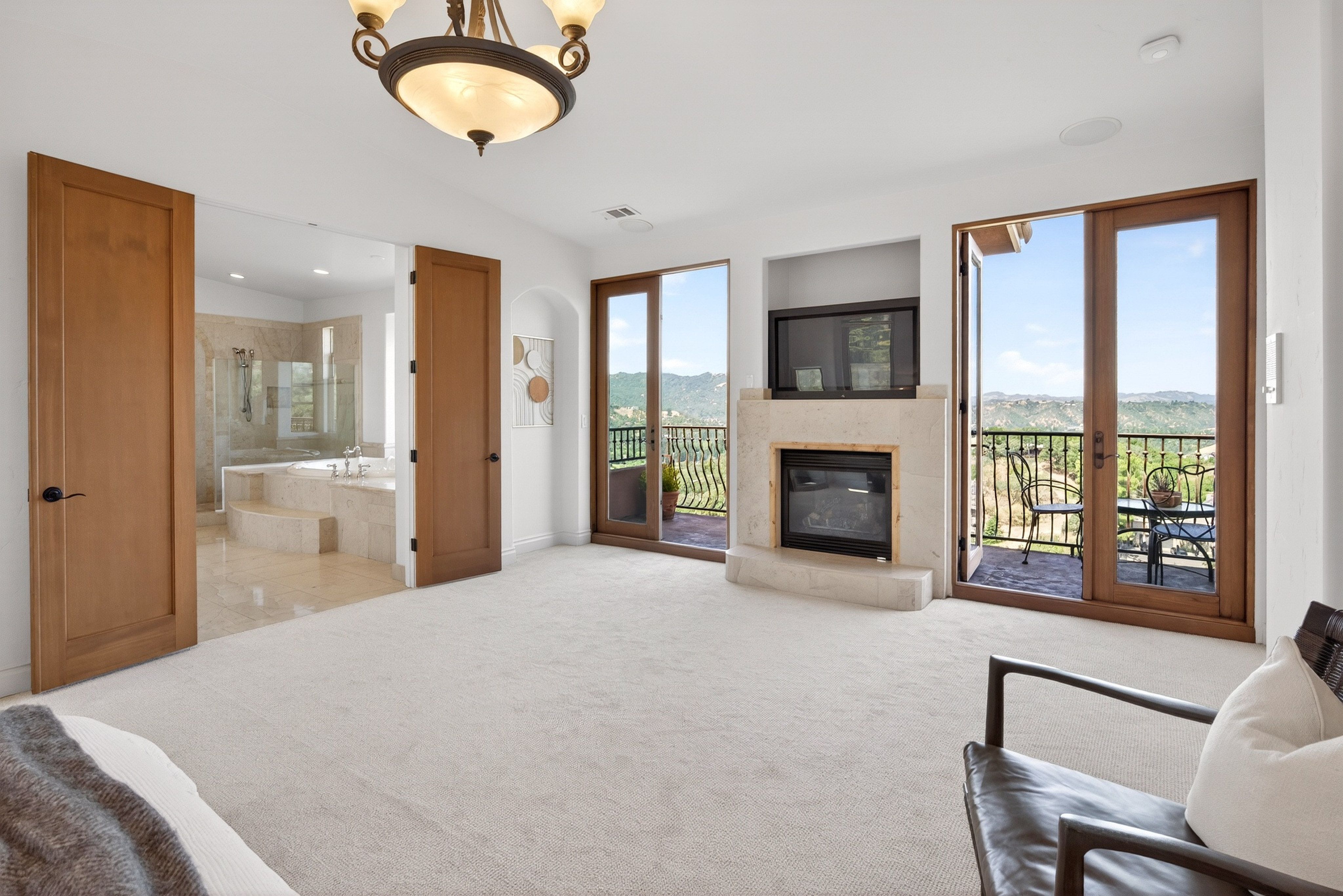  An Extraordinary Round Hill Estate Defined by Privacy, Views, and Sophistication - 物件實景