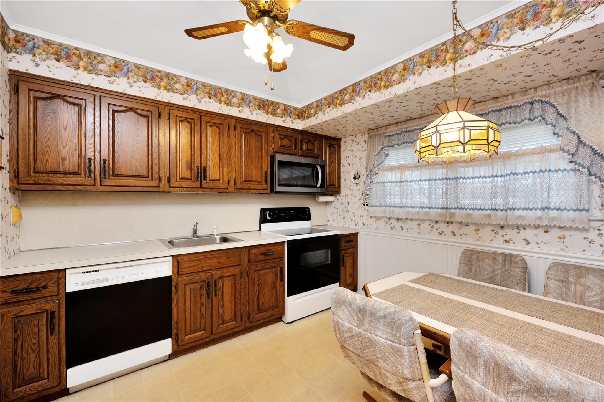 Farmingdale, New York, 11735, United States, 3 Bedrooms Bedrooms, ,2 BathroomsBathrooms,Residential,For Sale,1793248