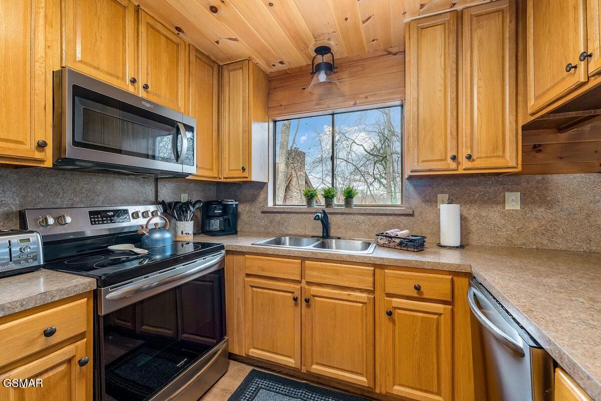 Gatlinburg, Tennessee, 37738, United States, 5 Bedrooms Bedrooms, ,4 BathroomsBathrooms,Residential,For Sale,2023747