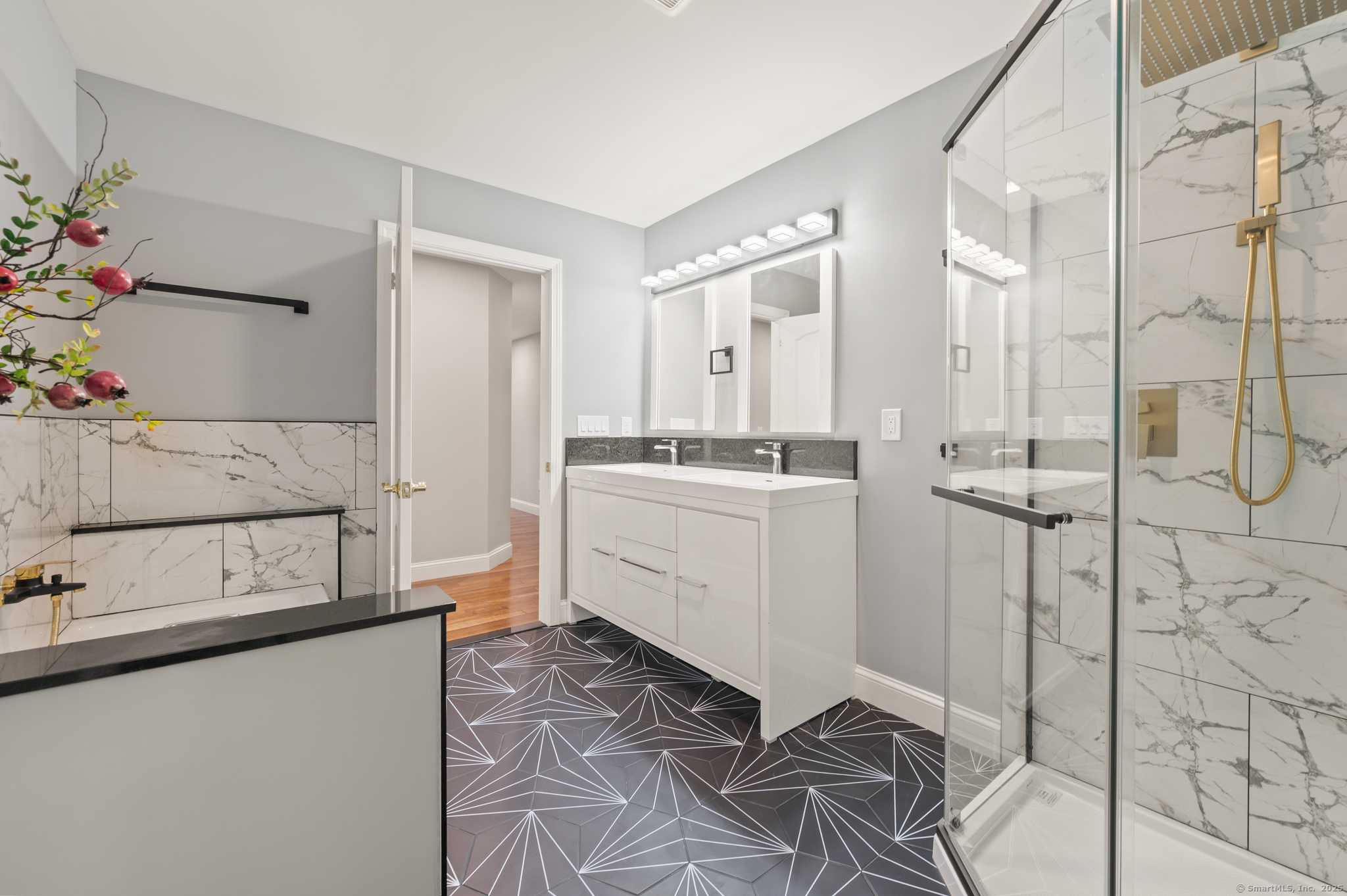 Simsbury, Connecticut, 06092, United States, 4 Bedrooms Bedrooms, ,3 BathroomsBathrooms,Residential,For Sale,1980448