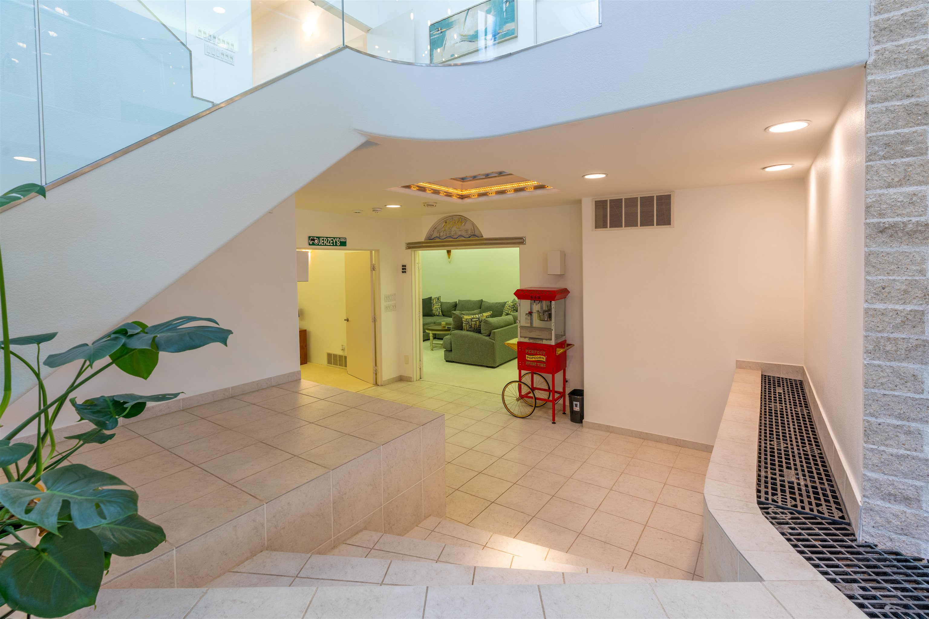La Crosse, Wisconsin, 54601, United States, 4 Bedrooms Bedrooms, ,5 BathroomsBathrooms,Residential,For Sale,2049360