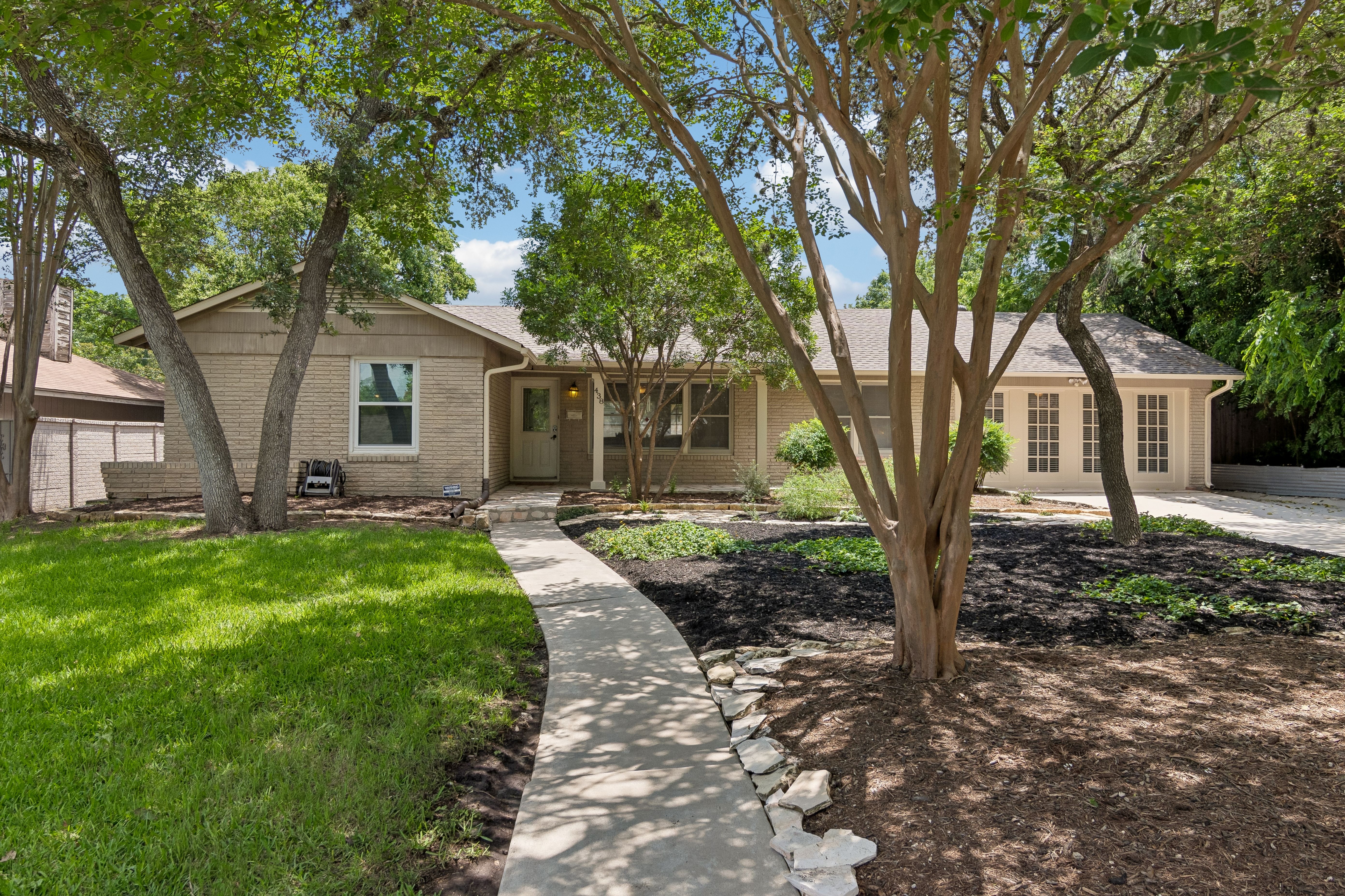  Beautifully Updated Home with Spacious Backyard - 物件實景