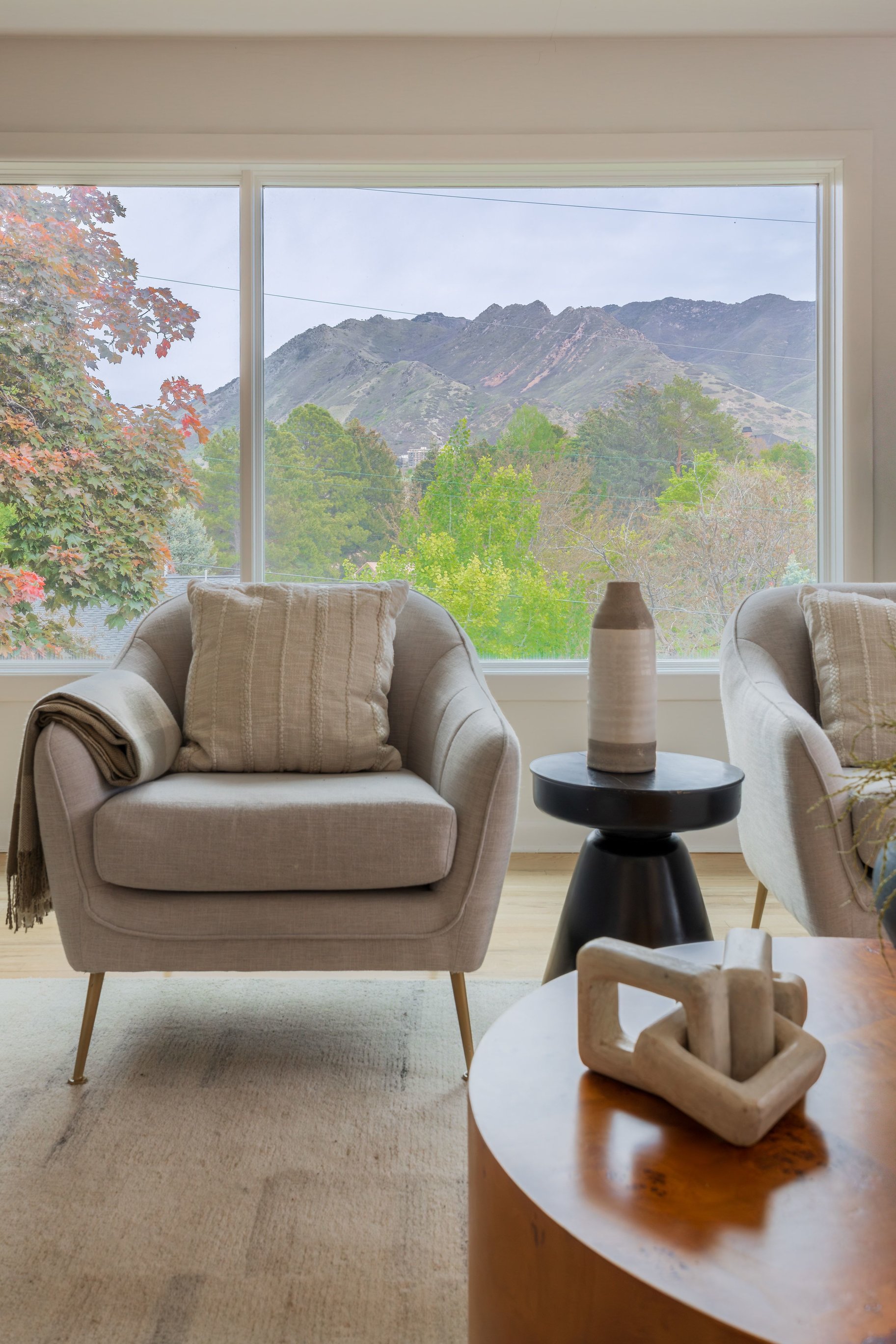  Elegant Contemporary Rambler in Sought After Neighborhood - 物件實景