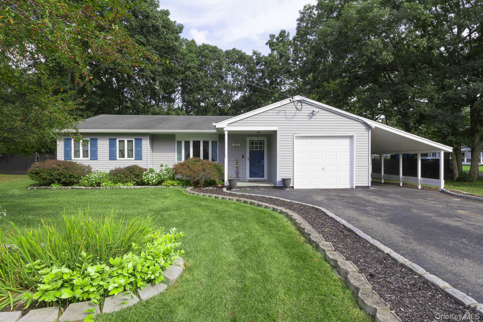 Aberdeen Dr, Mastic, NY 11950