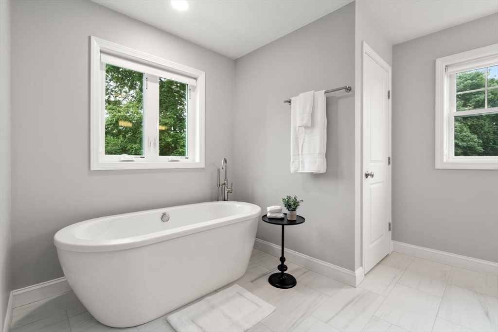 Waltham, Massachusetts, 02453, United States, 4 Bedrooms Bedrooms, ,5 BathroomsBathrooms,Residential,For Sale,1927253