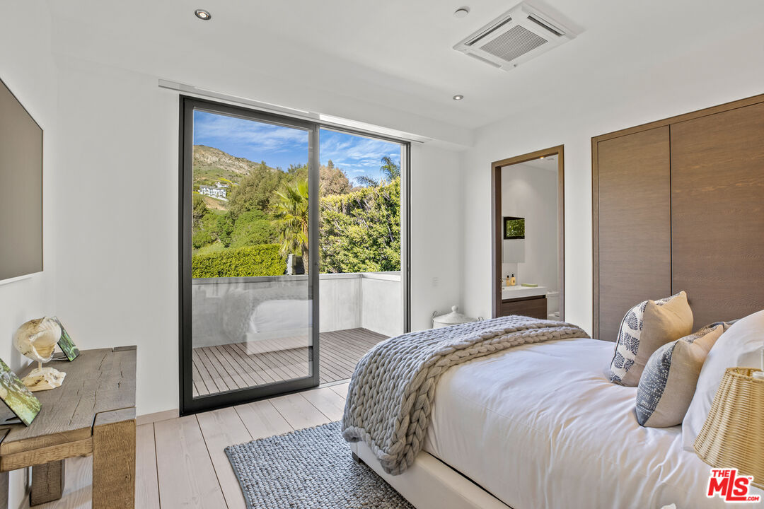 Malibu, California, 90265, United States, 3 Bedrooms Bedrooms, ,4 BathroomsBathrooms,Residential,For Sale,1746173
