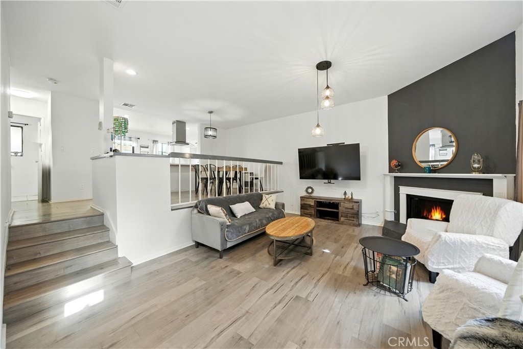 Van Nuys, California, 91405, United States, 3 Bedrooms Bedrooms, ,2 BathroomsBathrooms,Residential,For Sale,1927818